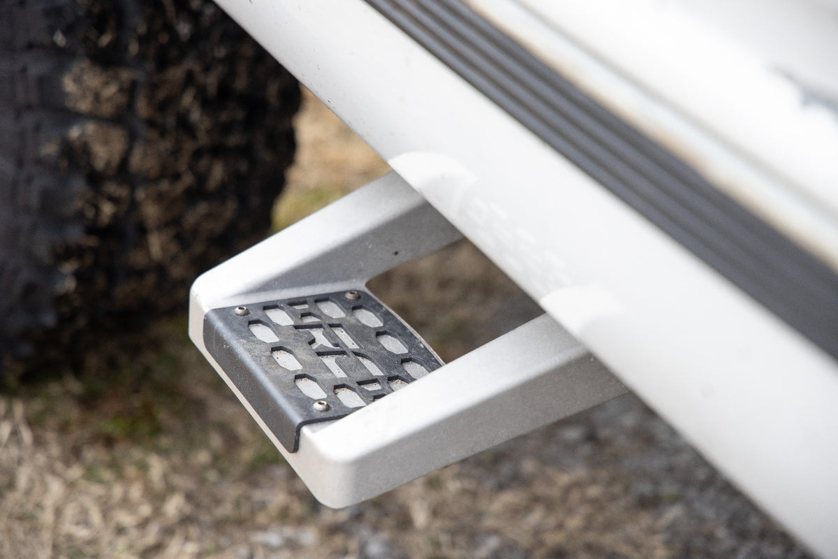 Single Hoop Step | Universal | Alum | Pair | Multiple Makes &amp; Models (Chevy/Ford/GMC/Ram)