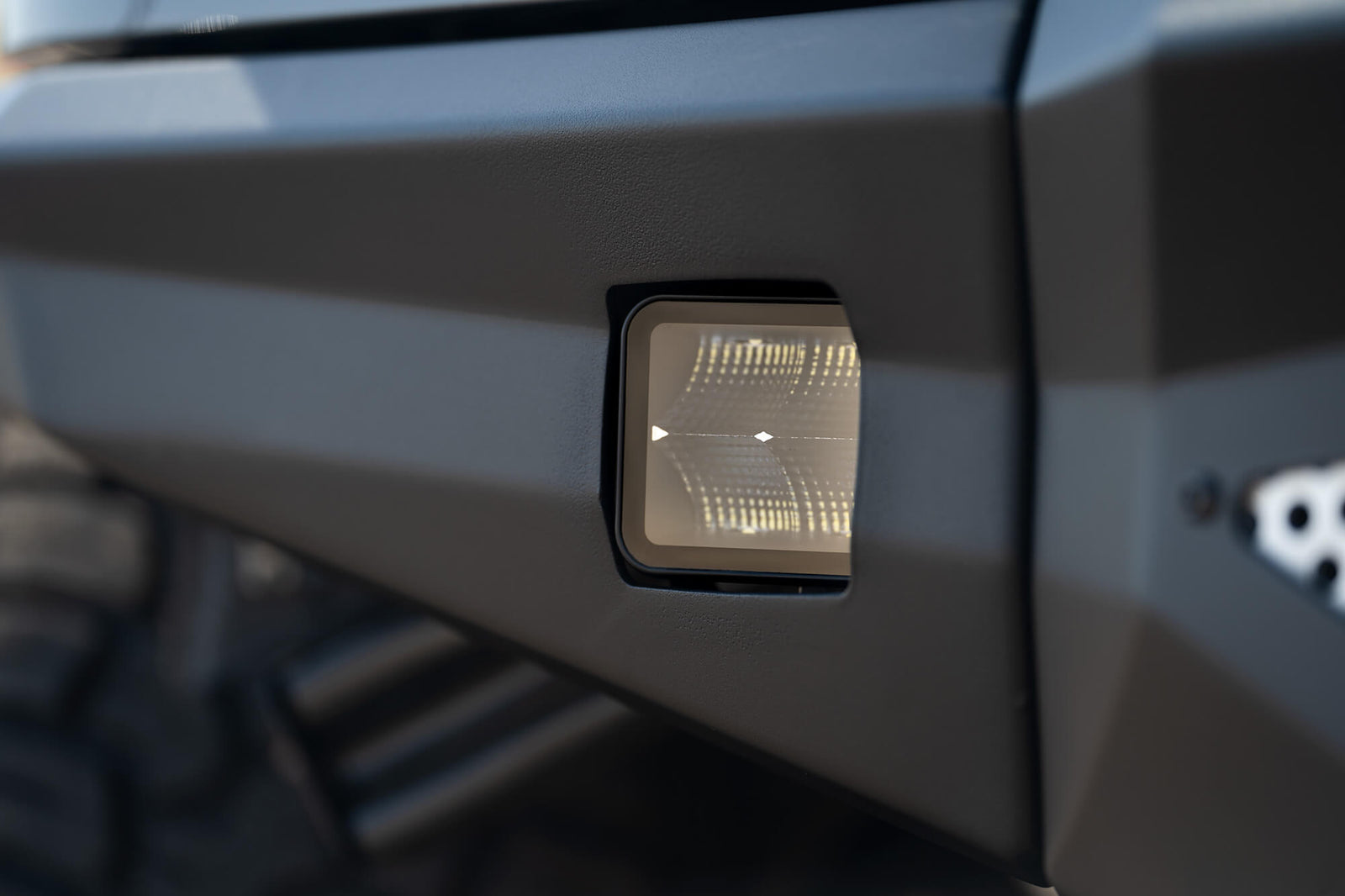 DV8 Offroad - Be3ew40w Universal 3 Inch Cube LED Light With Flood Pattern And Post Mount - BE3EW40W