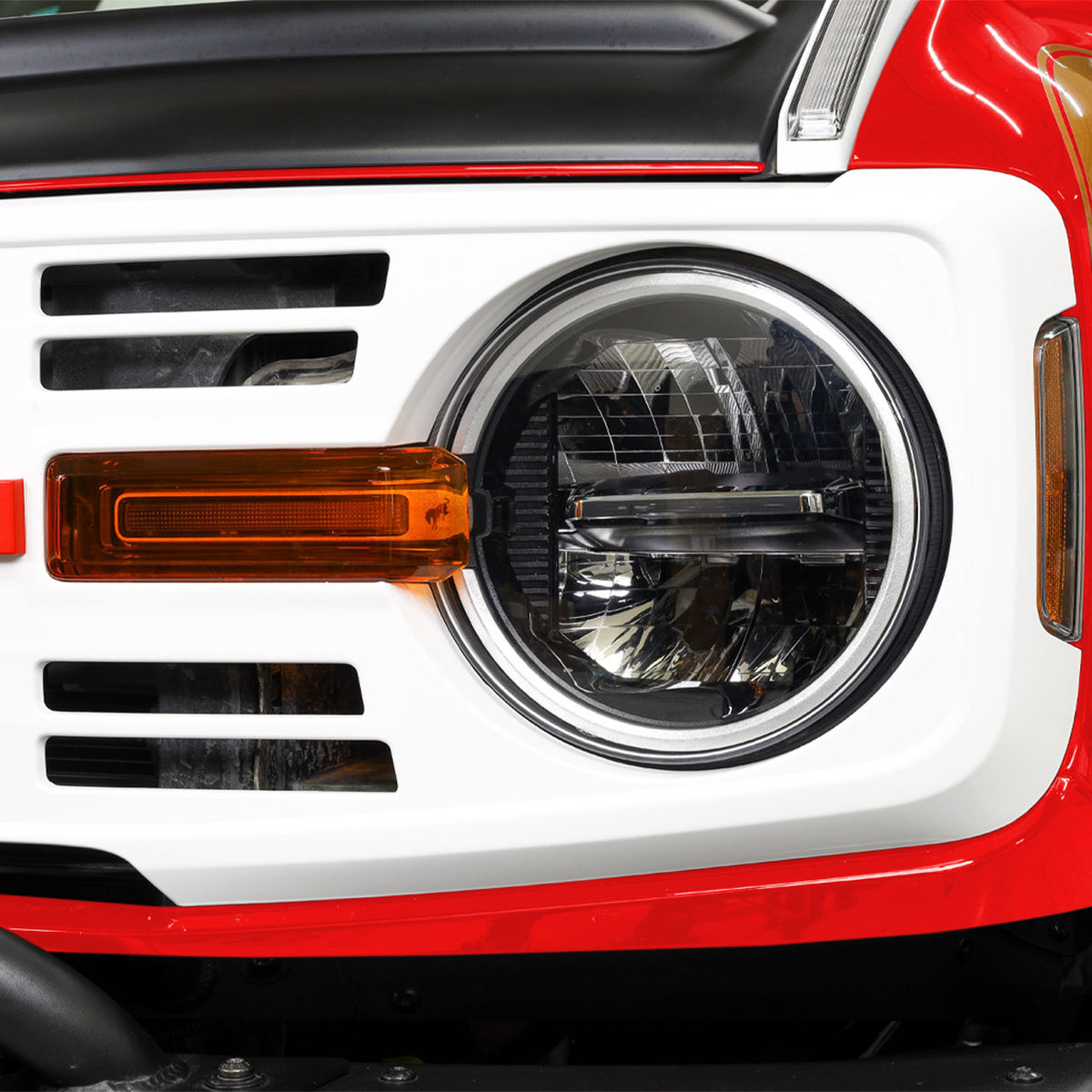 IAG I-Line Vintage Grille Gloss White with Red Lettering 2021+ Ford Bronco - IAG-BDY-F3140