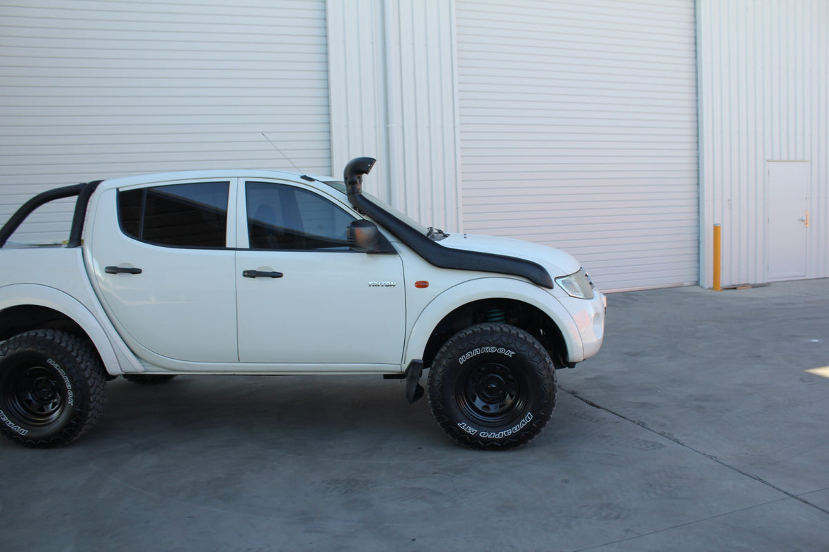 DOBINSONS SNORKEL KIT FOR MITSUBISHI TRITON L200 ML/MN 2.5L & 3.2L DIESEL - RIGHT SIDE MOUNT (SUITS MODELS WITH FLARES ONLY) - SN43-3329