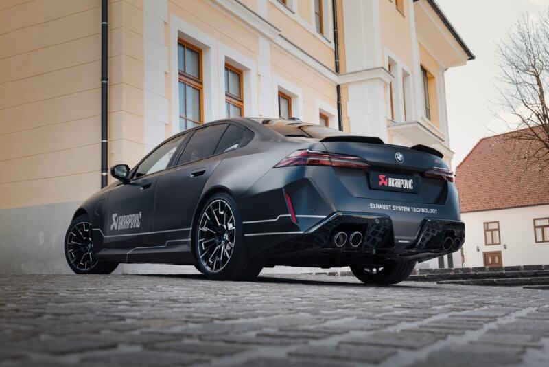 Akrapovic 2025+ BMW M5 G90/G99 Slip-On Line (Titanium) w/ Titanium Tips - S-BM/T/37H