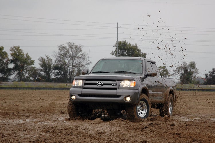 Rough Country - 2.5 Inch Lift Kit - Toyota Tundra 2WD/4WD (2000-2006) - 75030 for 2000-2006 Toyota Tundra - angle view